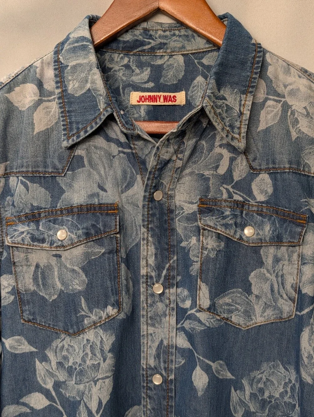 Johnny Was 💙 Rialto Light Blue Floral Denim Snap-Front Shirt Size Medium EUC - Picture 4 of 12